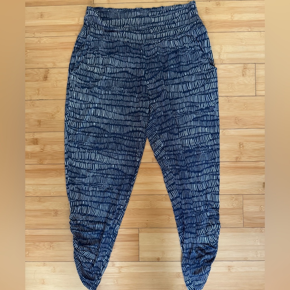 Always A-Line Hawaii Cropped Rouched Pants in Navy and White Pattern